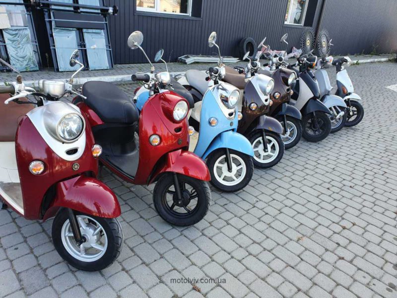 Ретро скутери Honda Giorno та Yamaha Vino.
